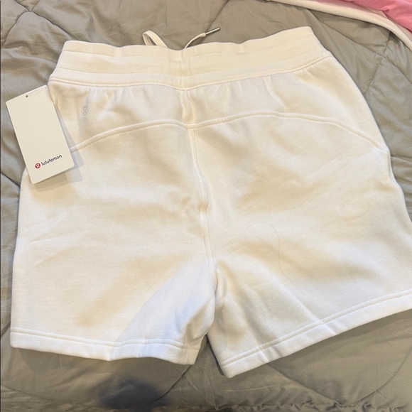 lululemon athletica Women's White Scuba High-Rise Short 5” - Picture 2 of 3